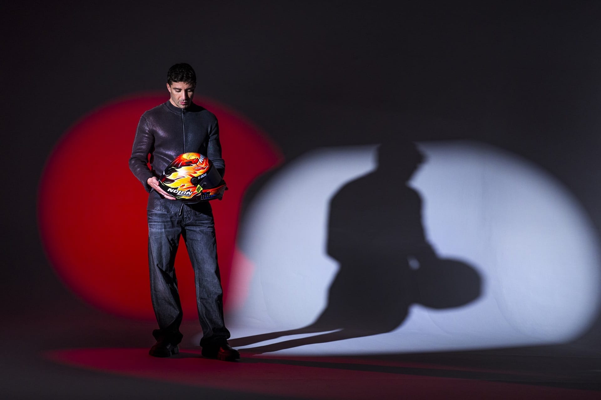 Nolan y presenta sus nuevos cascos réplica con los gráficos que luce Andrea Iannone en el WSBK 2025