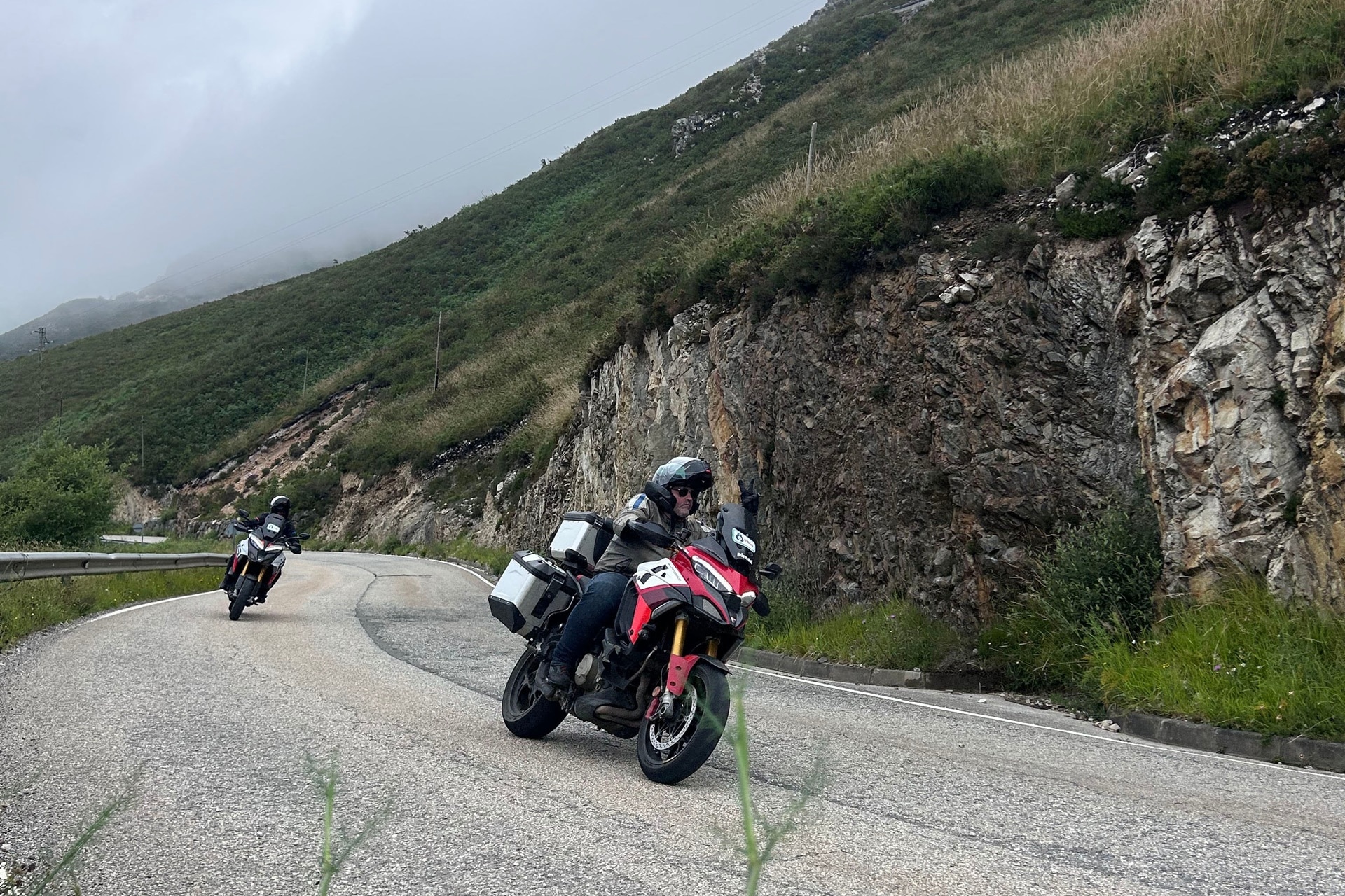 OSOS 1000的第五版设法在Asturias的中心收集了800多个摩托车爱好者