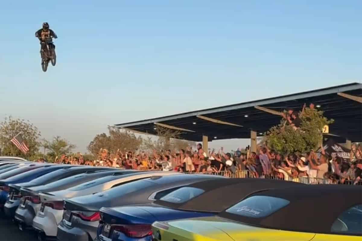 La última locura de Colby Raha: Saltar 61 metros, sobre 23 coches y caer en plano