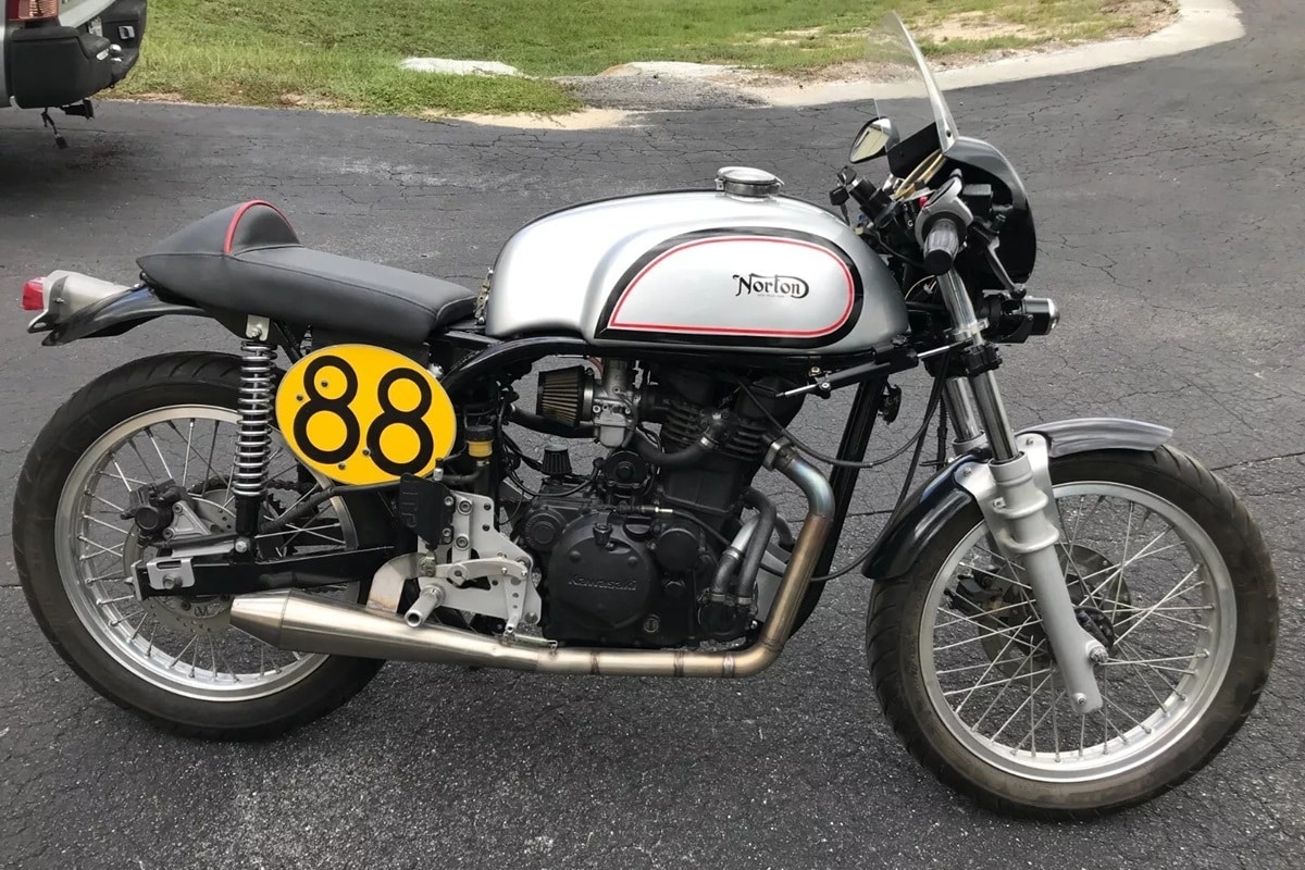 A la venta una Norton Manx de 1954 “a la japonesa”: Motor de KLR 650 y esencia british retro por los 4 costados
