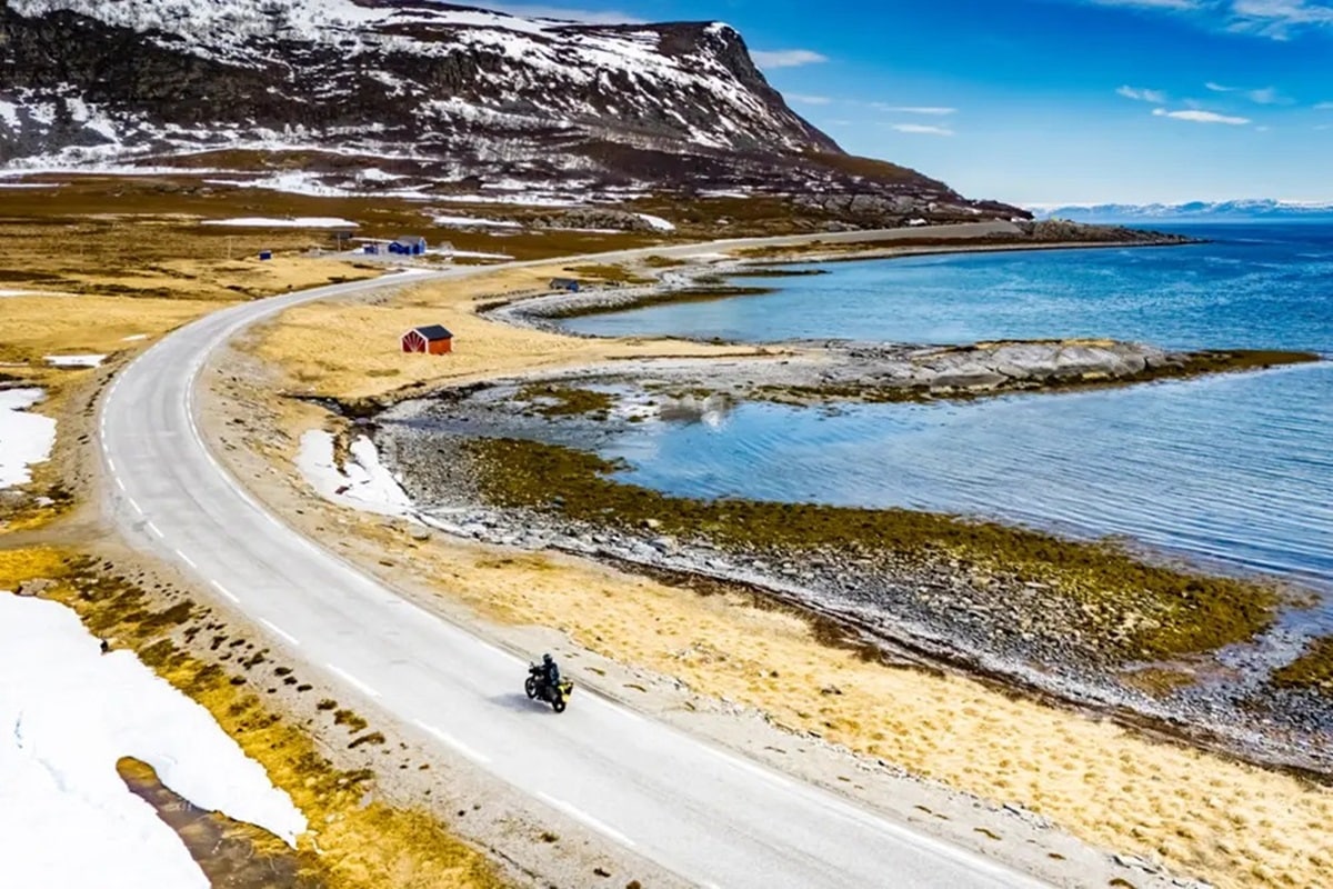 尼克·桑德斯（Nick Sanders）成功完成了欧洲的公路旅行，以控制皇家恩菲尔德（Enfield Bear）650