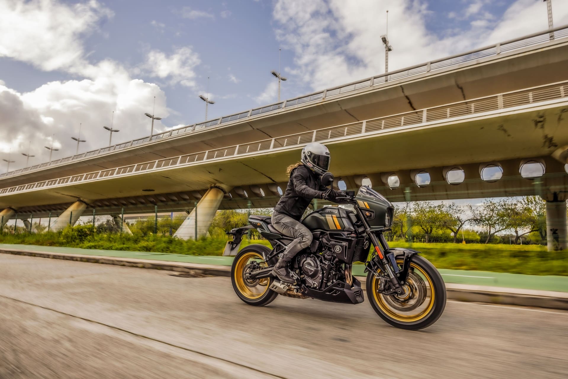 Nuevas Suzuki GSX-8TT y GSX-8T: “Atemporalidad tecnológica” con sabor Old School