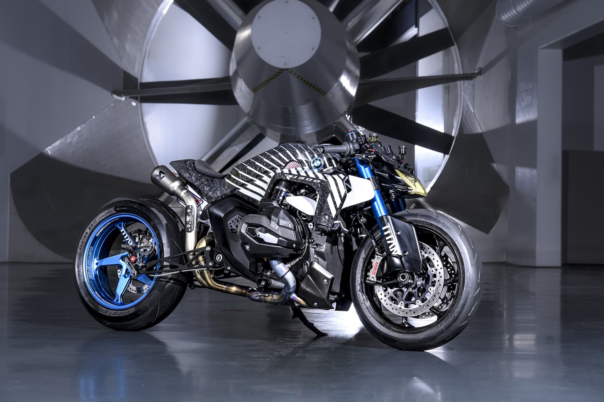 BMW R 1300 R Titan: La pasión por una marca, hecha moto