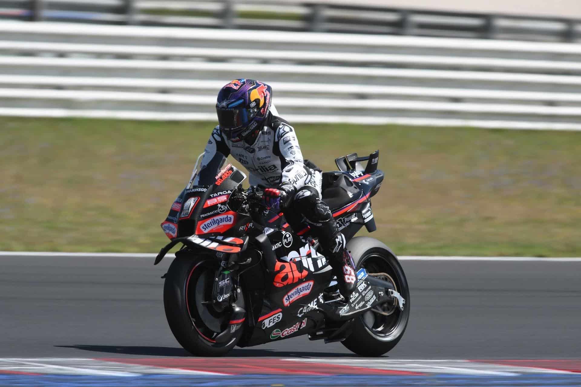 现任世界冠军完成了64圈