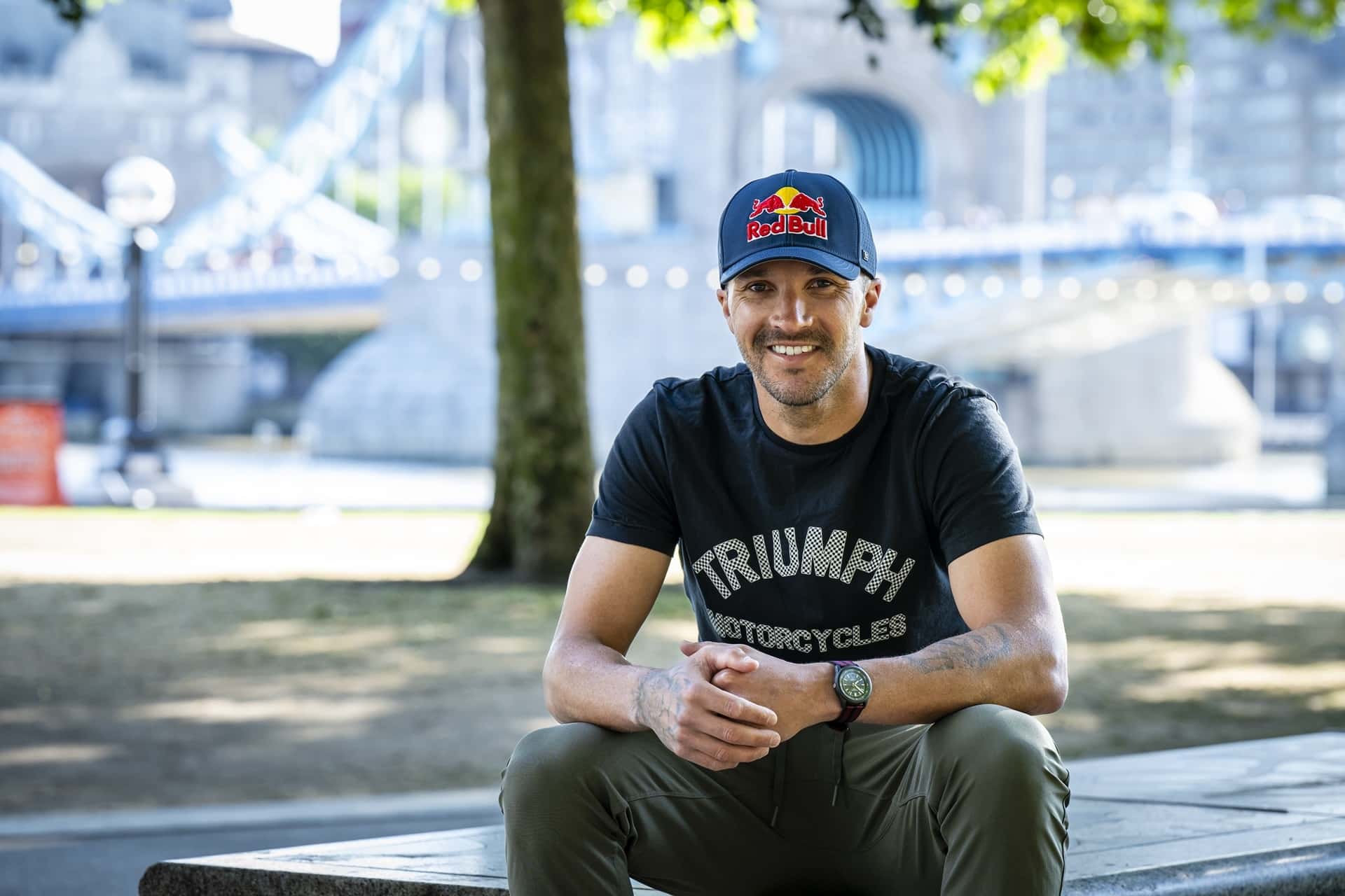 山姆·桑德兰（Sam Sunderland）进行了一次史诗般的冒险：尝试击败摩托车的更快的环游记录