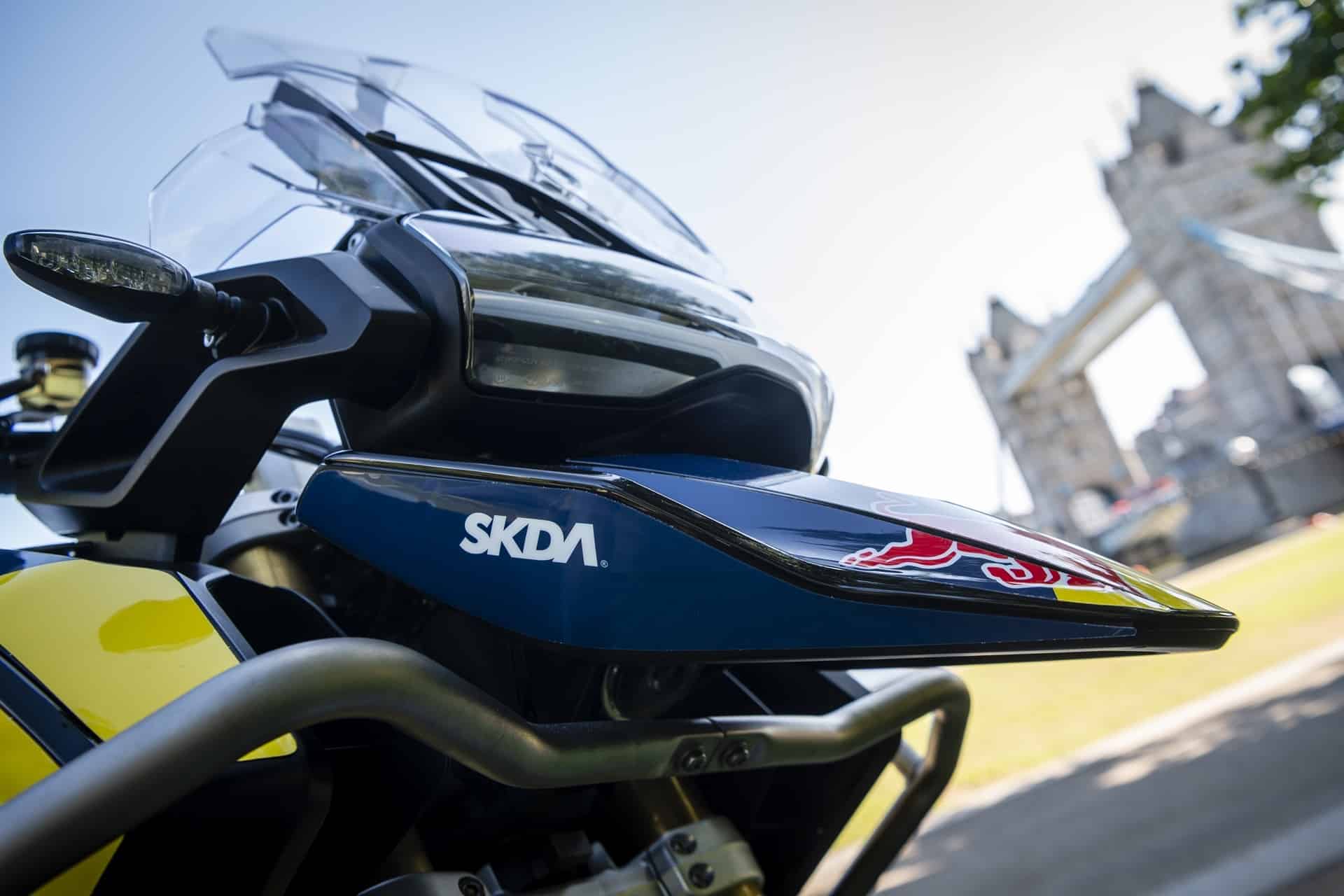 山姆·桑德兰（Sam Sunderland）进行了一次史诗般的冒险：尝试击败摩托车的更快的环游记录