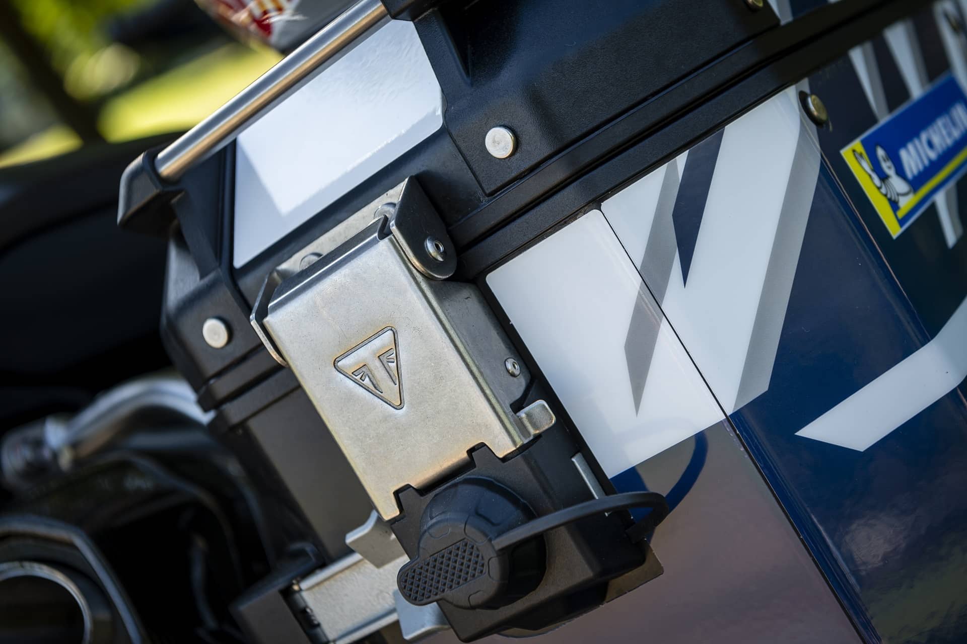 山姆·桑德兰（Sam Sunderland）进行了一次史诗般的冒险：尝试击败摩托车的更快的环游记录