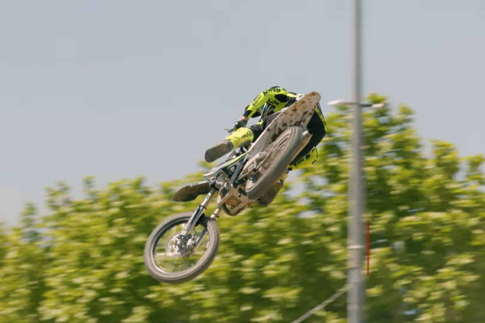 小精灵超级摩托车