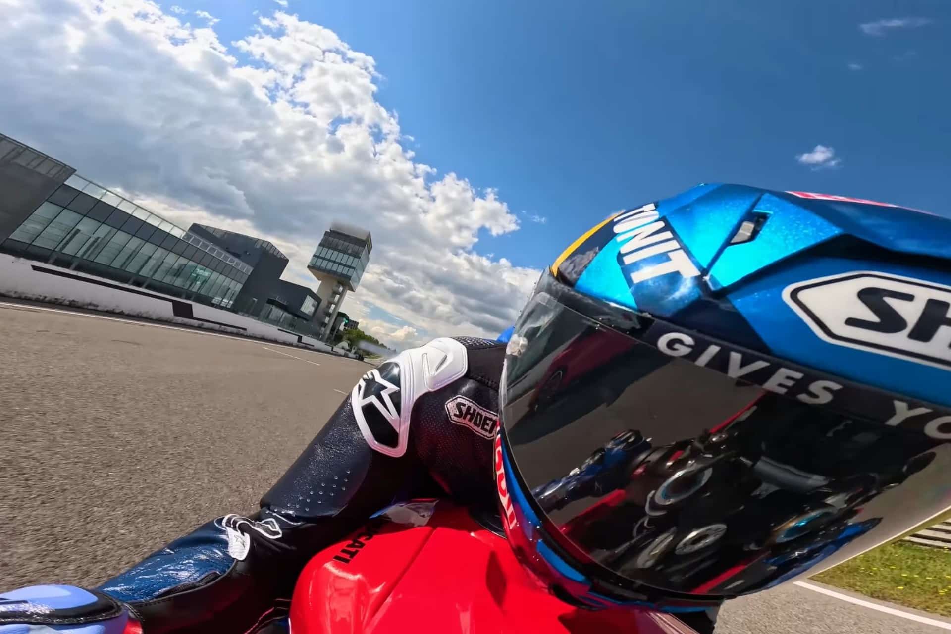 Marc和AlexMárquezDucati Panigale V4和Audi RS E-Tron GT