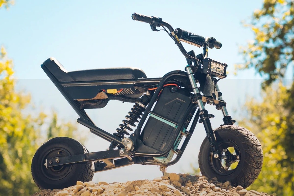 Wheelie Fun Bike, la minimoto eléctrica con sistema “Pro-Wheelie” que se activa desde un botón en el manillar