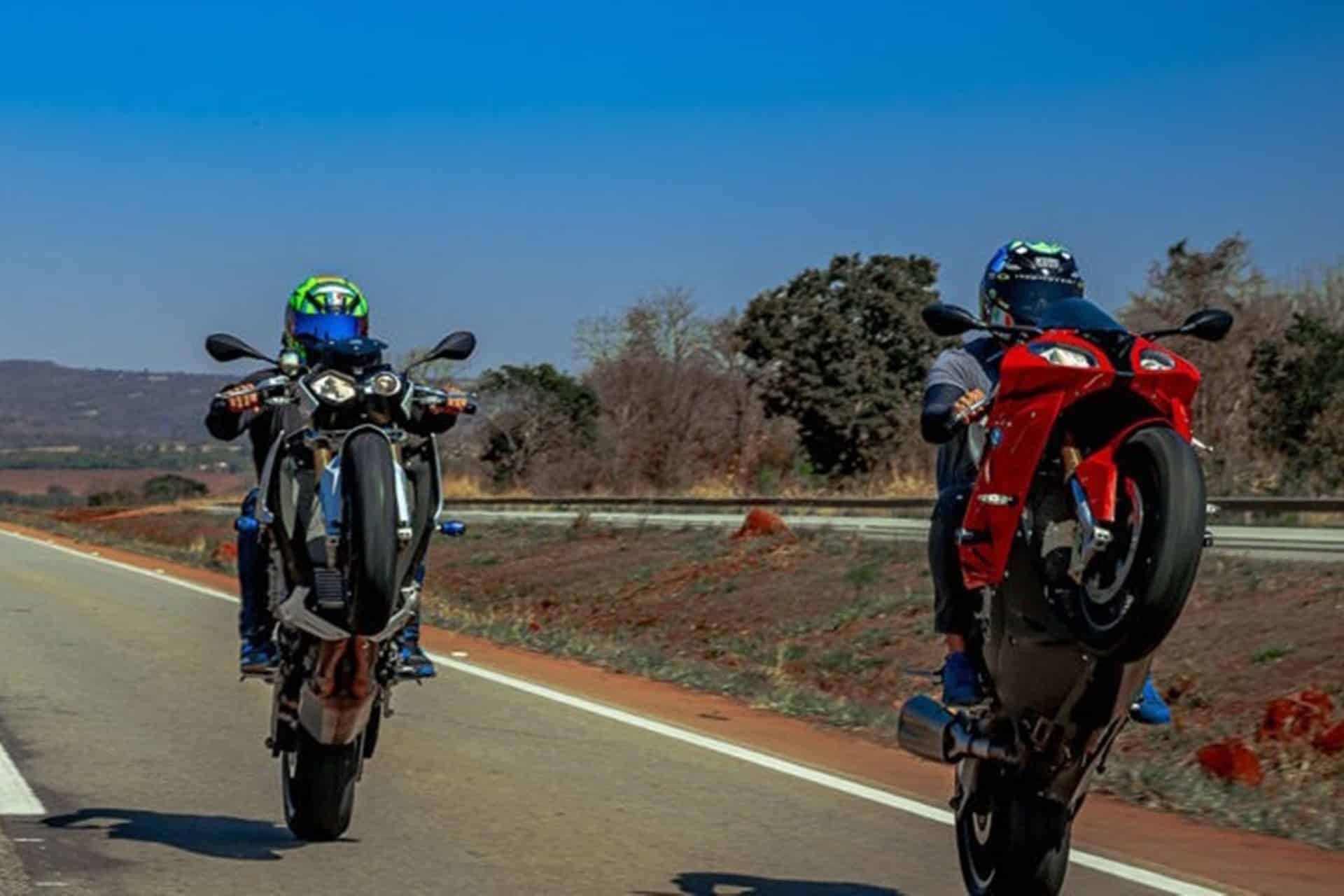 在被鲁ck驾驶罚款之后，请使用双胞胎兄弟的摩托车卡来识别