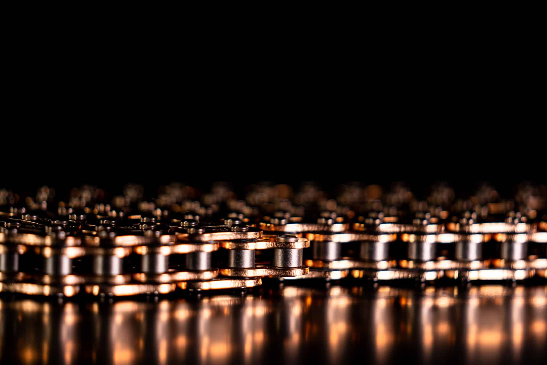 EK链展示了其新的ZVX3链，针对大型赛车运动摩托车