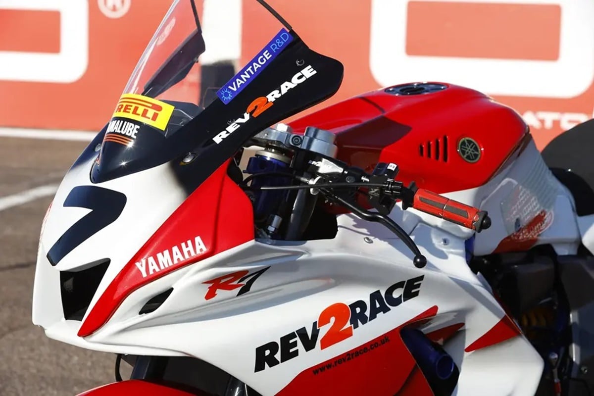 Rev2Race团队的YZF R7：Yamaha标志性70周年返回比赛