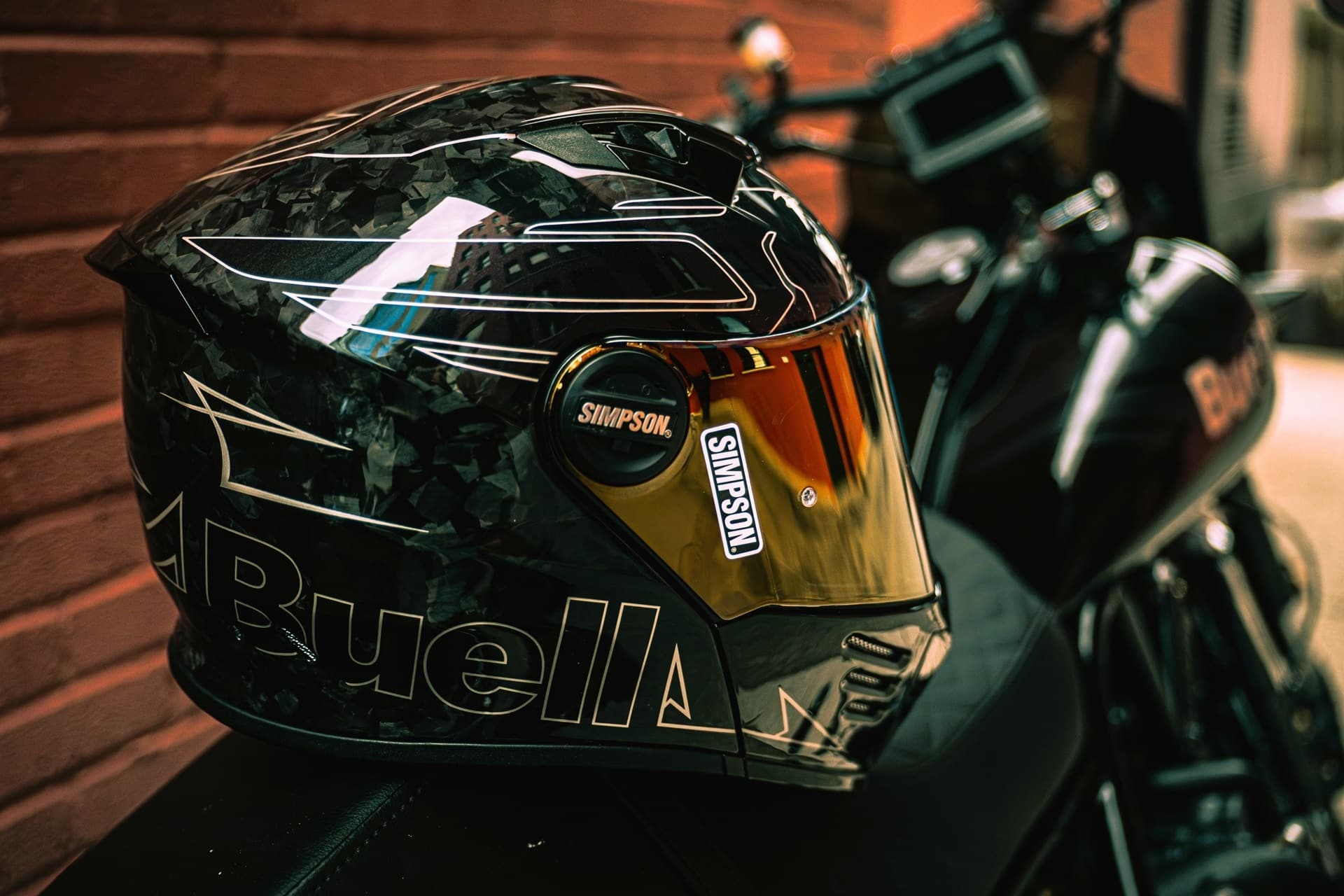 Simpson x Buell: La marca yanqui no solo estrena nueva gama de motocicletas, también su propio modelo de casco