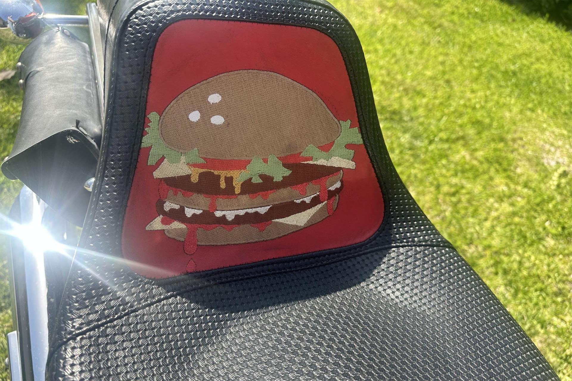 座椅上的汉堡包是摩托车具有的另一种个性触动