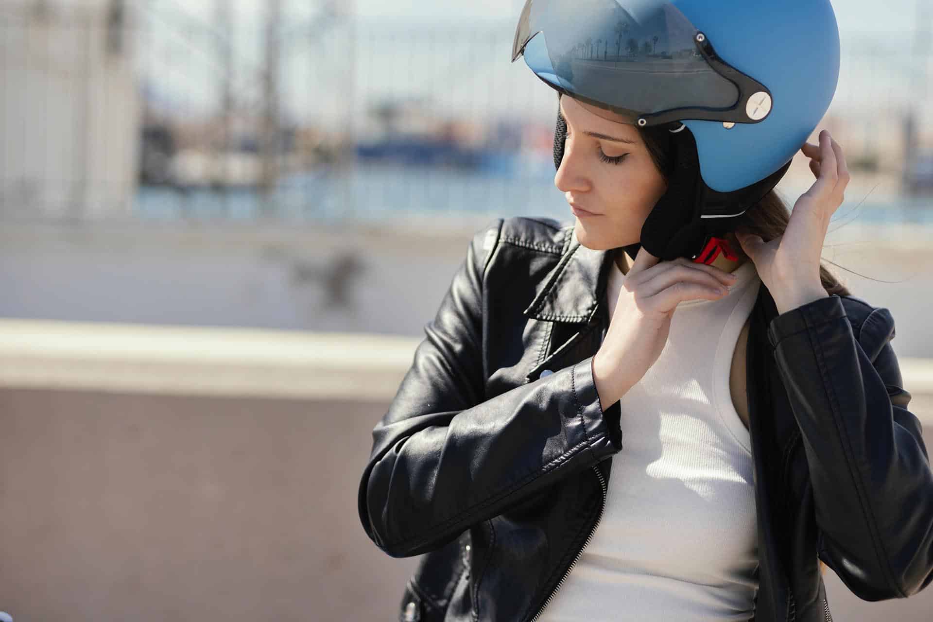 Ponerse el casco es mucho más que meter dentro la cabeza y este vídeo lo demuestra