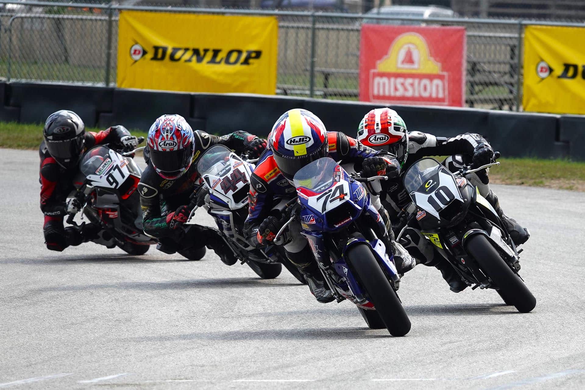 在比赛中突出了小飞行员