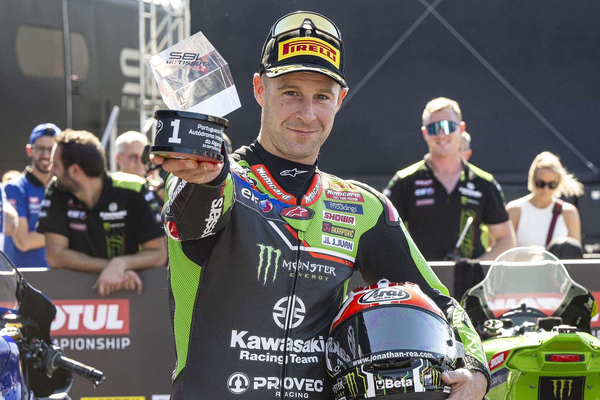 即使他在川崎呆在川崎时，他也为头部摊位而战