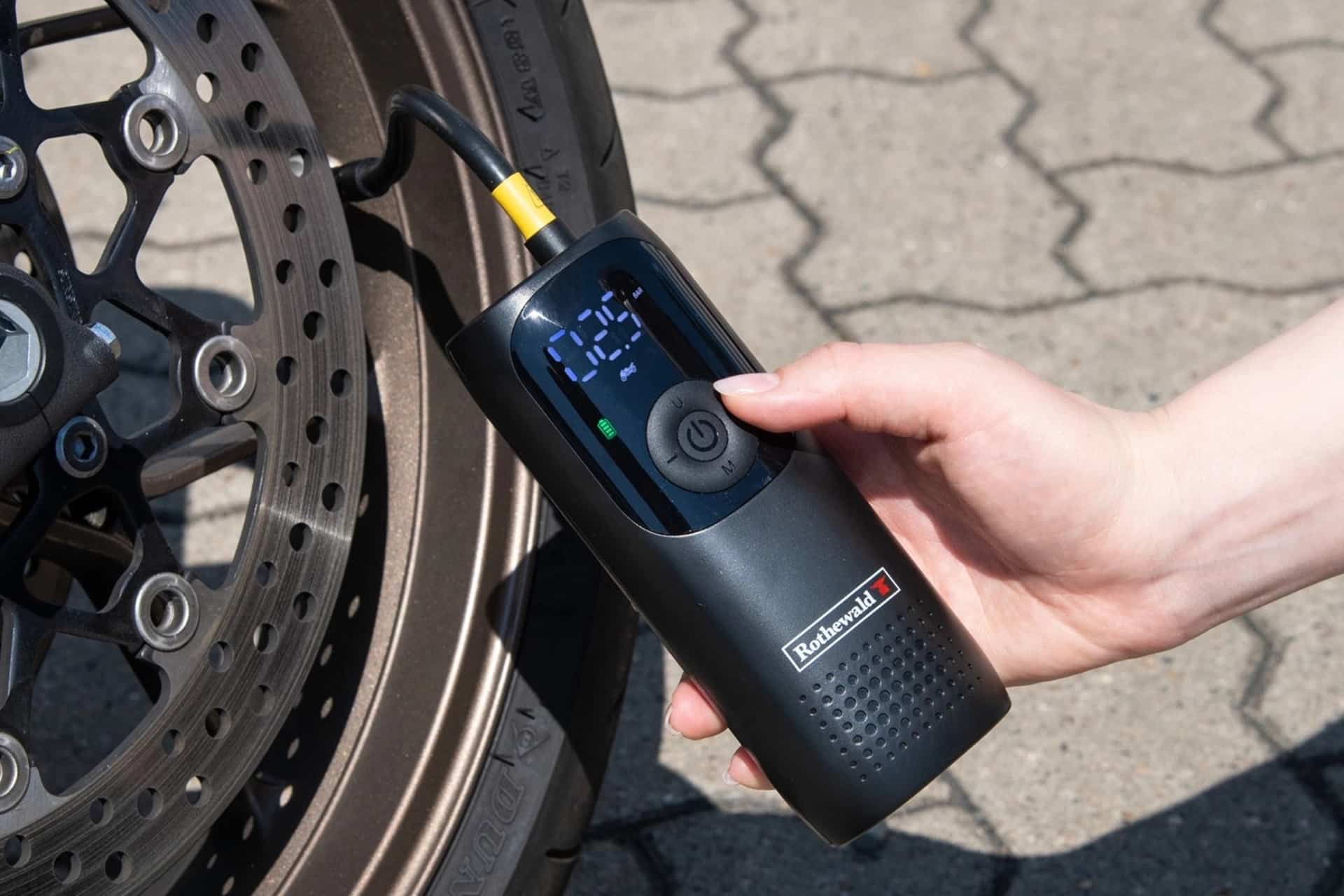 Bomba de aire comprimido Rothewald: Una herramienta imprescindible tanto para el taller como para los viajes en moto