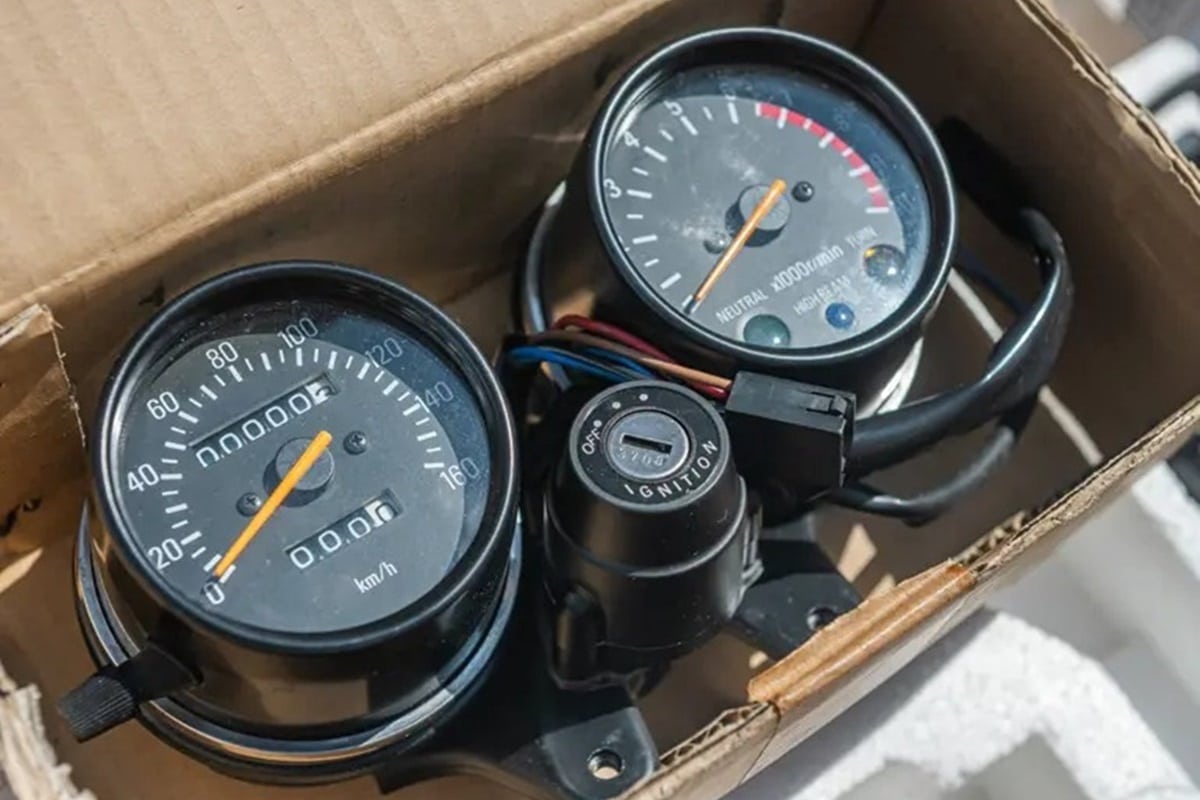 待售的梦幻摩托车：1988年的Yamaha XT500卡在其原始盒子里