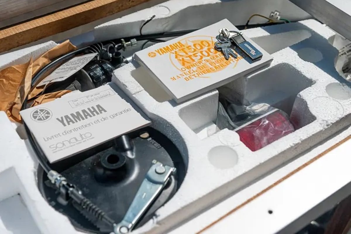 待售的梦幻摩托车：1988年的Yamaha XT500卡在其原始盒子里