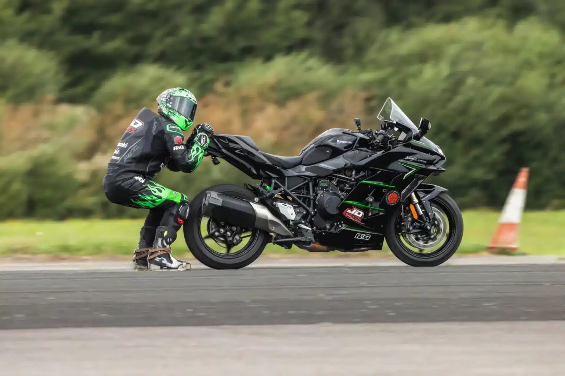 Jonny Davies Kawasaki ZX-10R和唱片