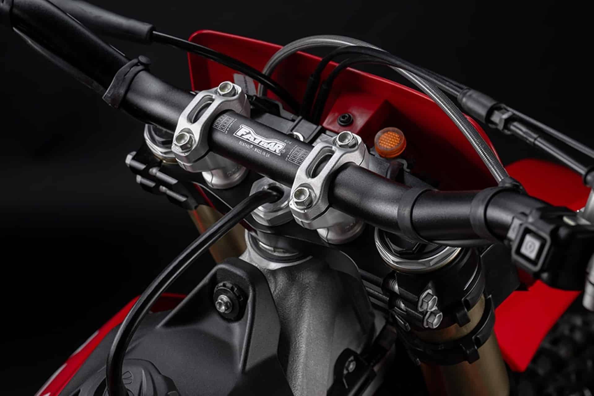 照片：Ducati Performance为Demo450 MX提供了新的配件，以获得最大的轨道性能