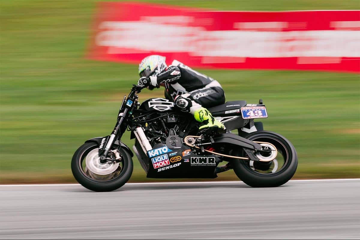 摩托车设法赢得了冠军