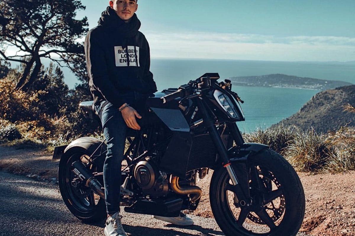 摩托车是摩纳哥飞行员自我指数