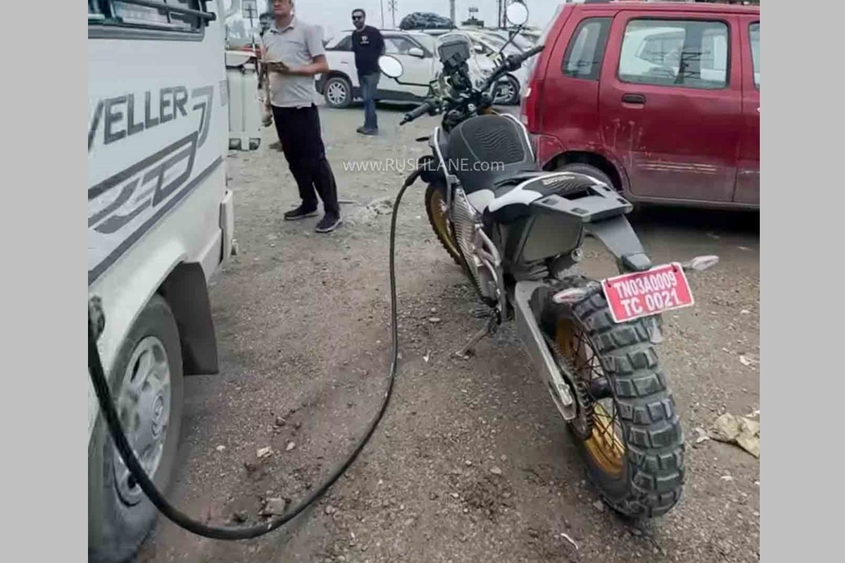 Avistada Nueva Royal Enfield喜马拉雅电气“充分加油”