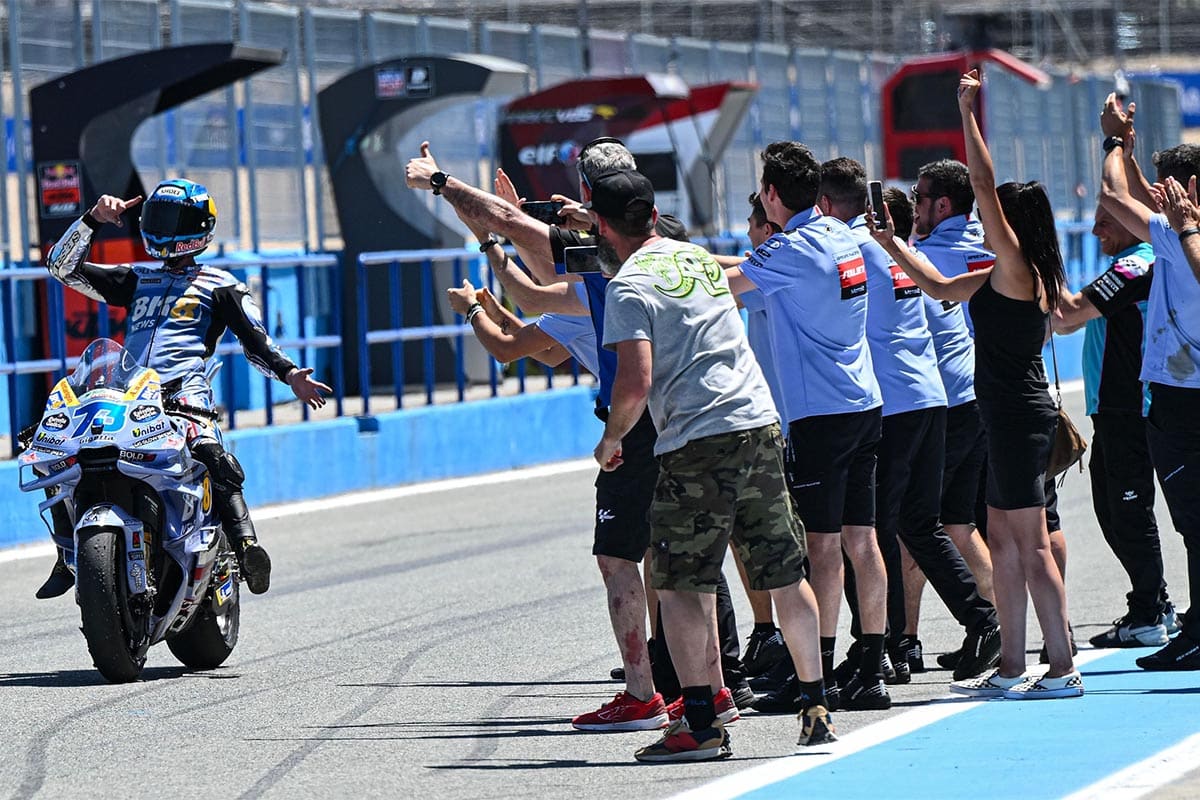 亚历克斯将拥有官方材料，但将继续与他的团队一起