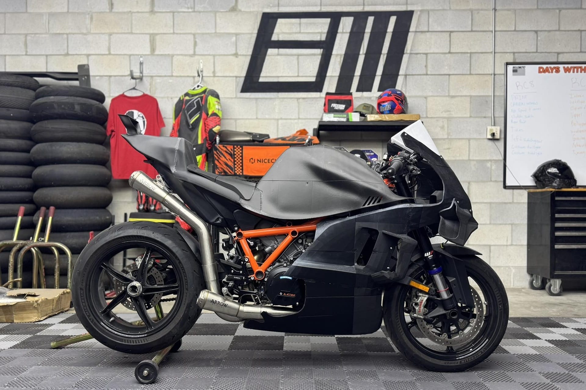 Proyecto RC16: ¿Se puede convertir una KTM 1390 Super Duke R en una réplica de MotoGP?...