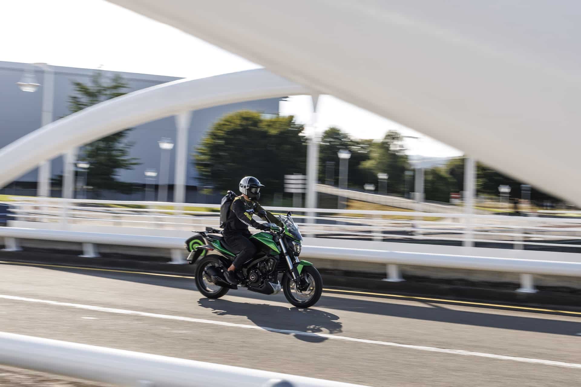 Bajaj宣布他在西班牙的首次骑行测试，并以400名为主角