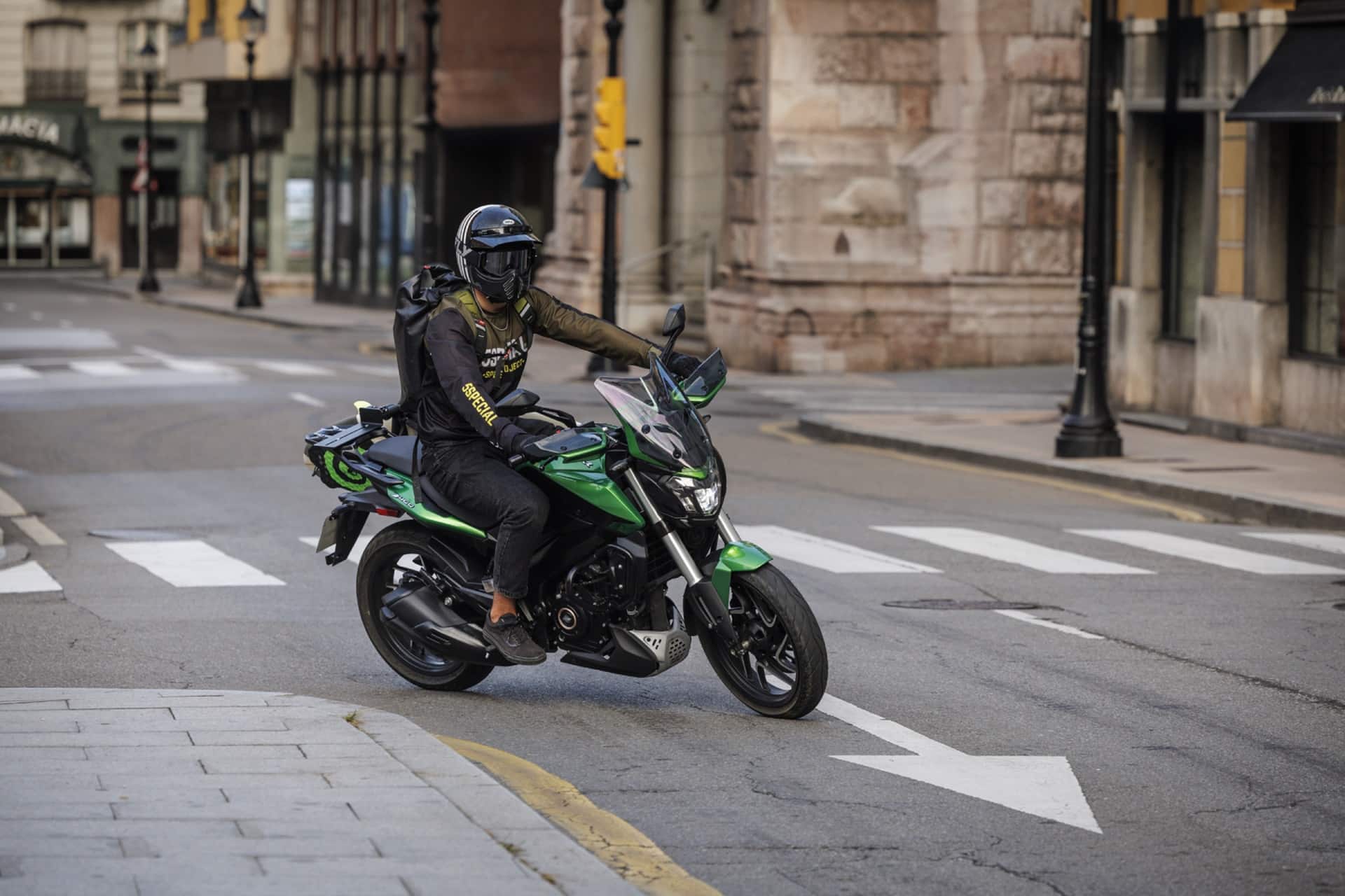 Bajaj宣布他在西班牙的首次骑行测试，并以400名为主角