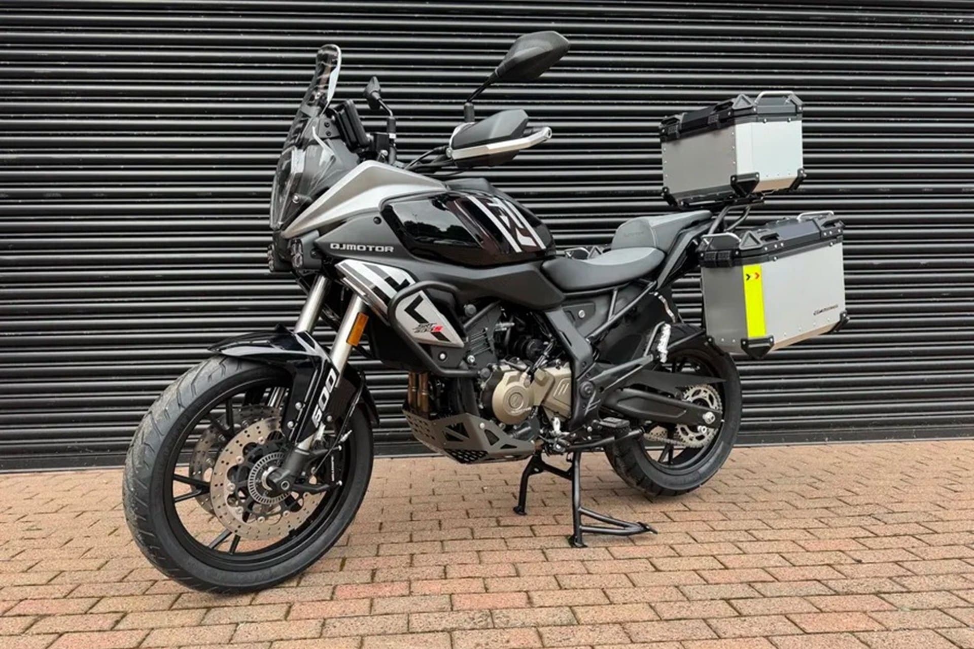 新的QJMotor SRT 600 S：现在也在巡回版本中，带有17英寸合金车轮