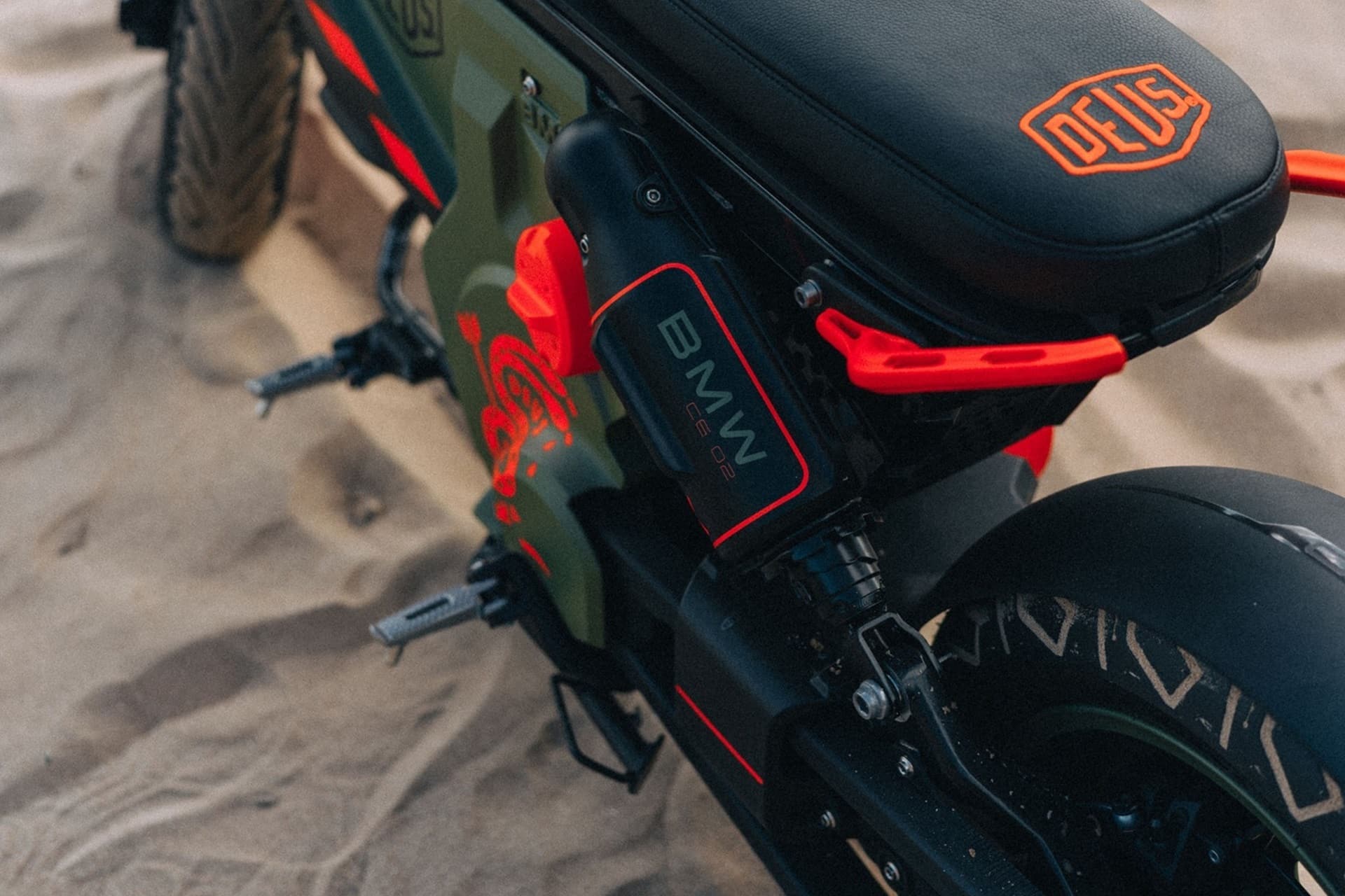 宝马CE 02 X Deus Lodge：一年中4个站点享用大海的理想摩托车