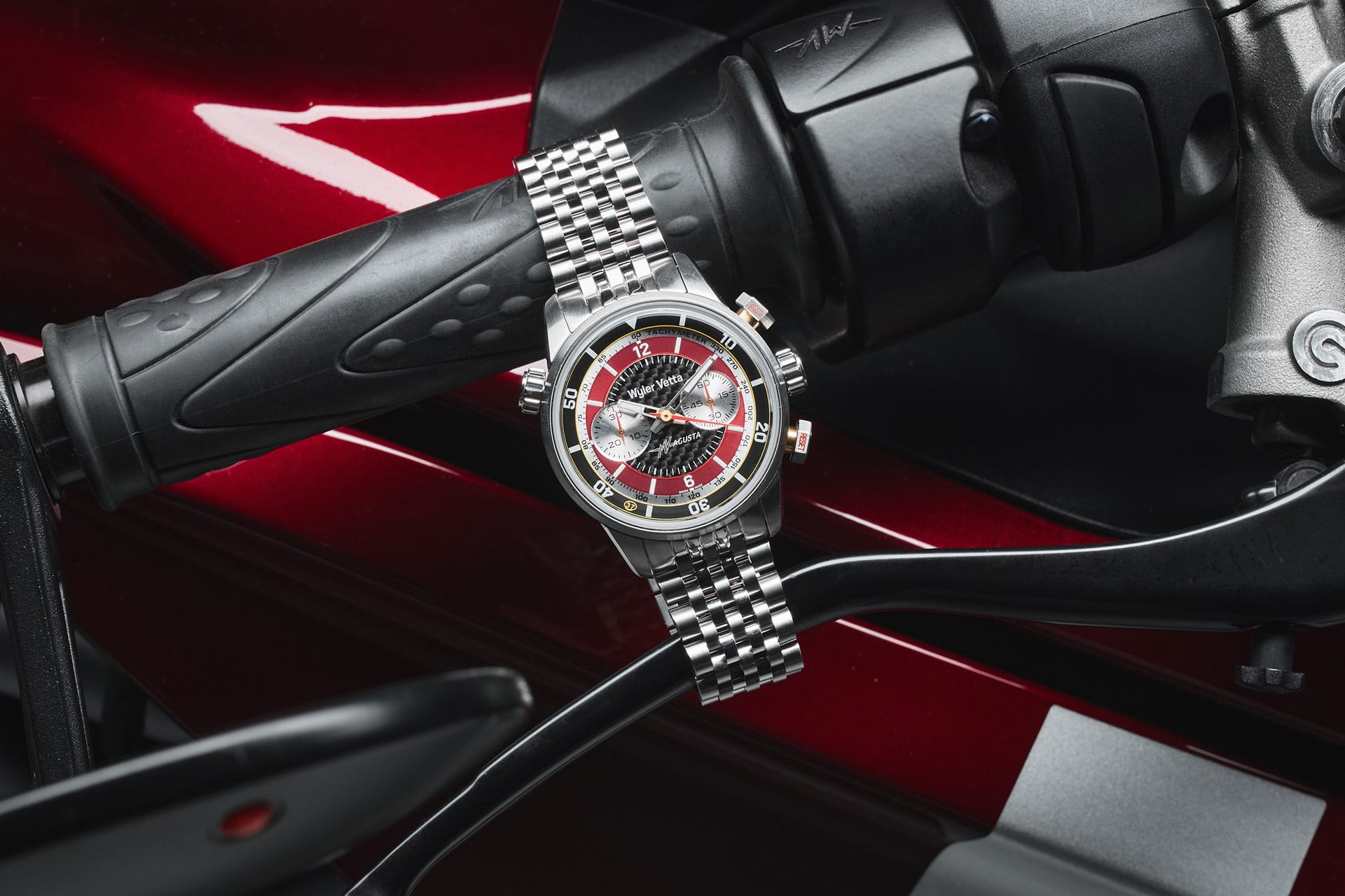 全新 MV Agusta Jumbostar x Wyler Vetta 腕表：将工程转化为情感
