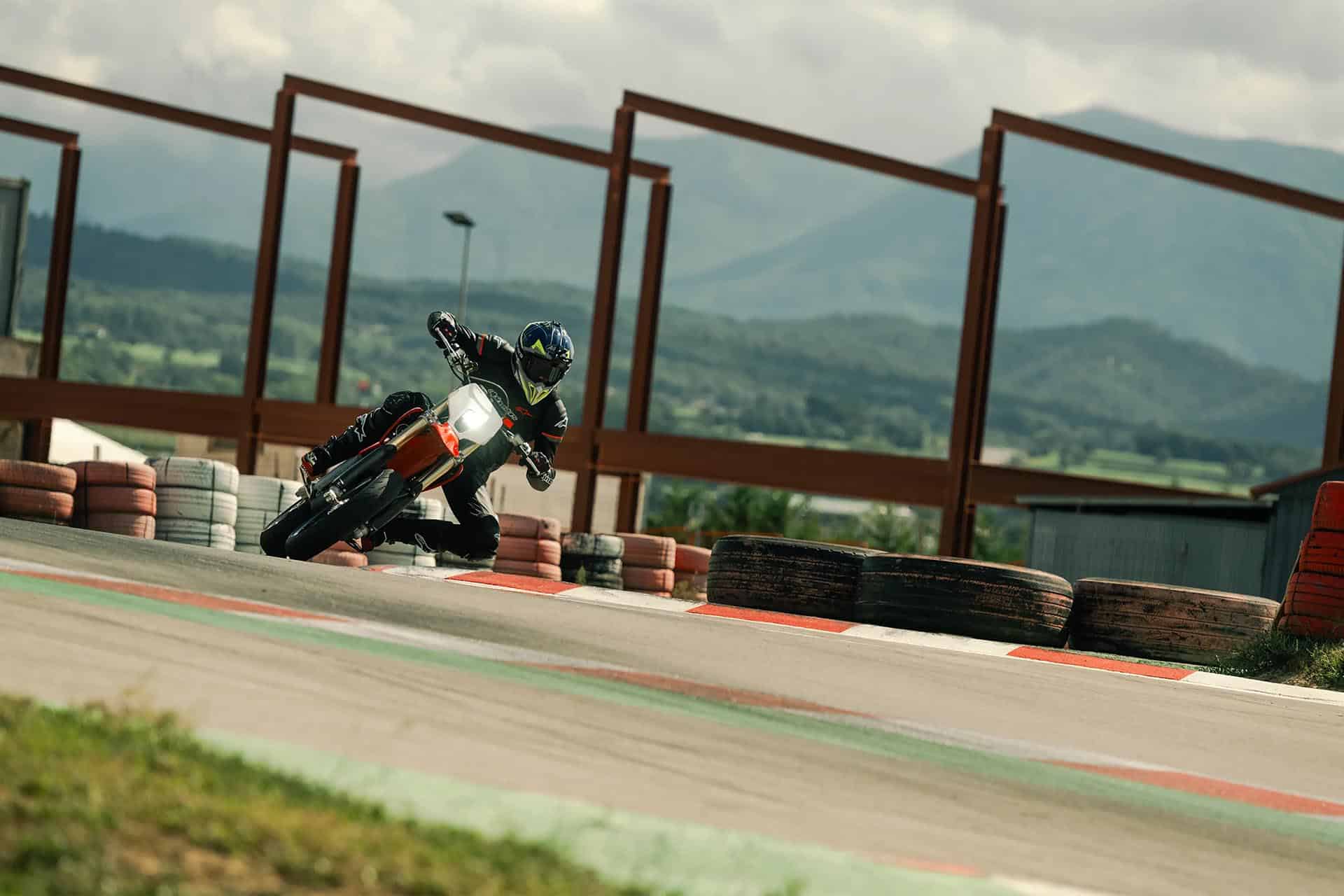 标准版起售价 12,990 欧元