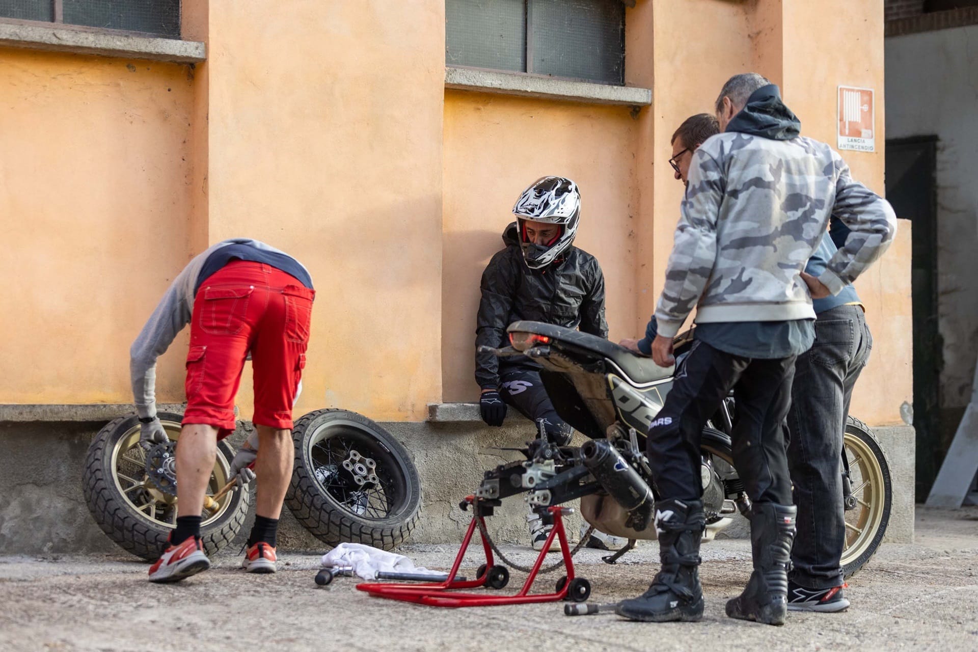 由西尔维奥·萨巴 (Silvio Sabba)、瓦莱里奥·博尼 (Valerio Boni) 和杜卡迪 Scrambler 组成的意大利三人组创造了新的吉尼斯纪录