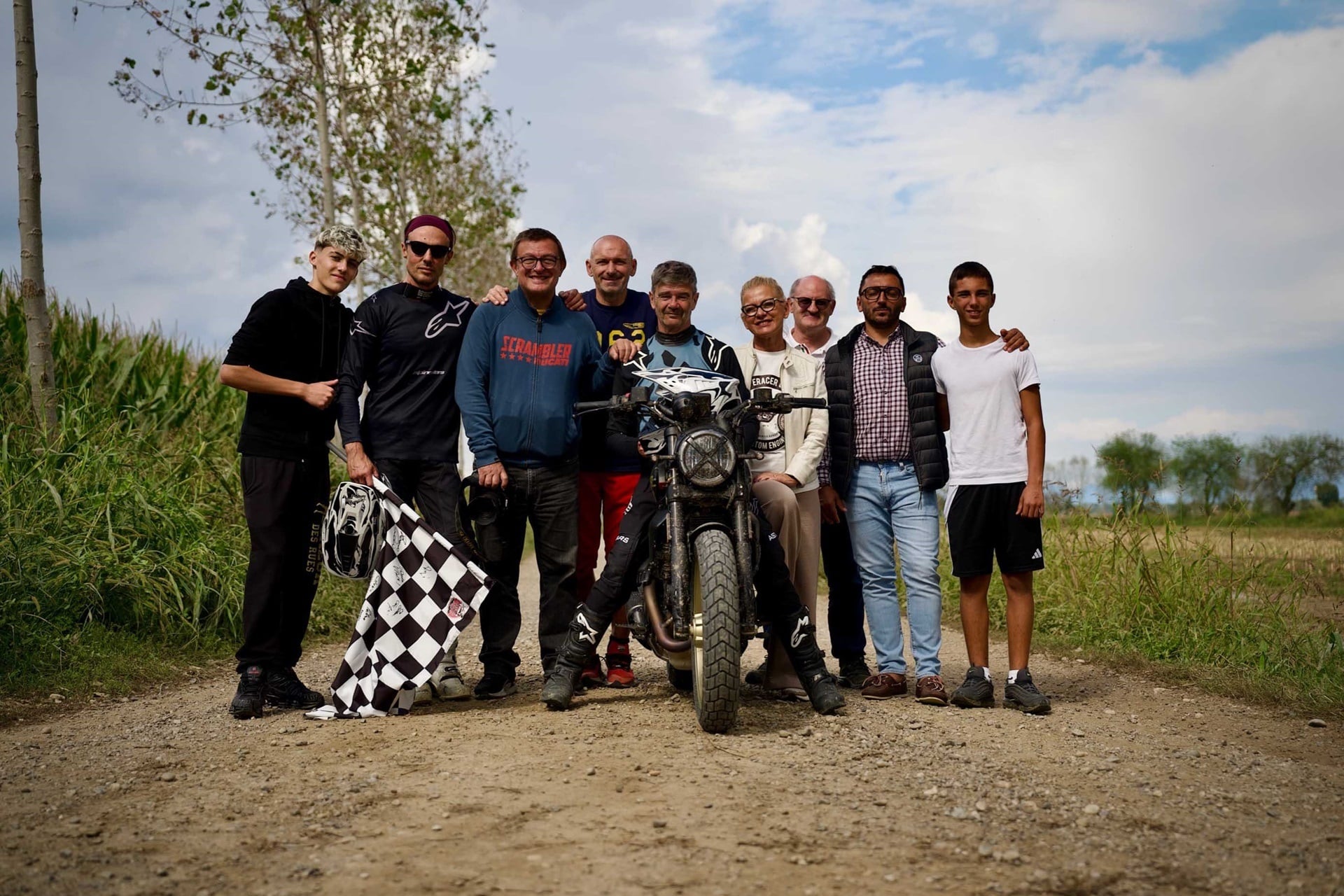 由西尔维奥·萨巴 (Silvio Sabba)、瓦莱里奥·博尼 (Valerio Boni) 和杜卡迪 Scrambler 组成的意大利三人组创造了新的吉尼斯纪录