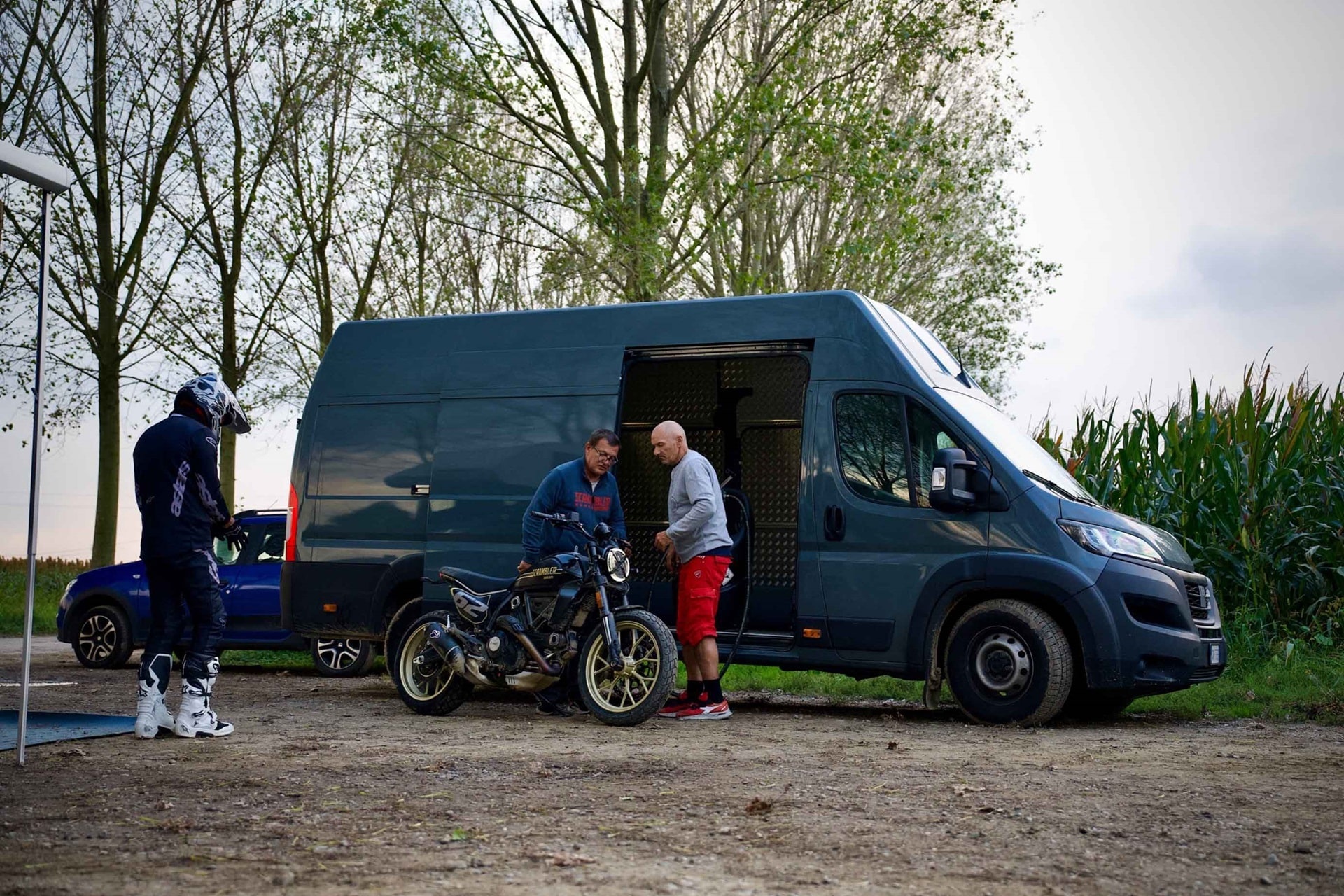 由西尔维奥·萨巴 (Silvio Sabba)、瓦莱里奥·博尼 (Valerio Boni) 和杜卡迪 Scrambler 组成的意大利三人组创造了新的吉尼斯纪录