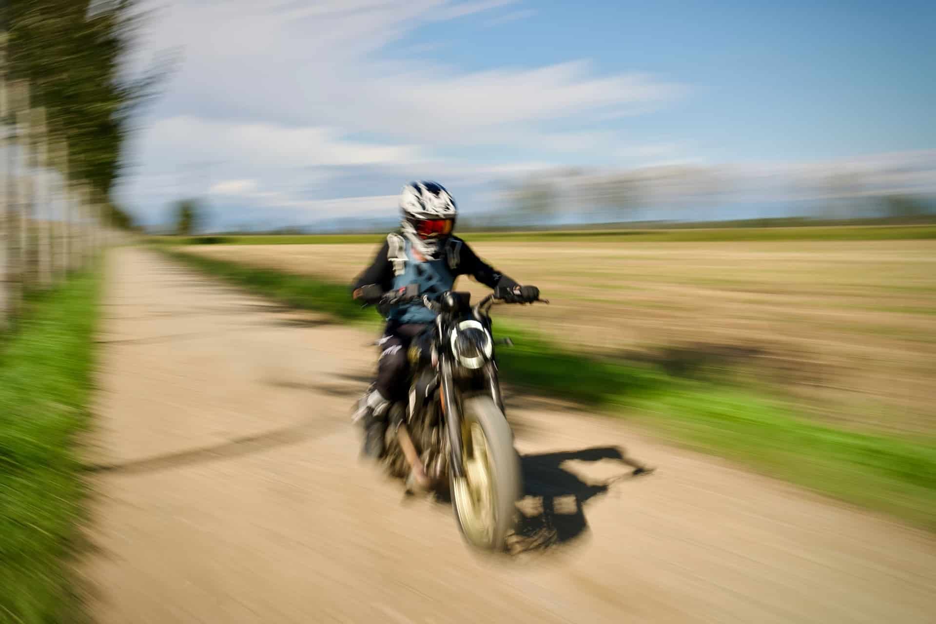 由西尔维奥·萨巴 (Silvio Sabba)、瓦莱里奥·博尼 (Valerio Boni) 和杜卡迪 Scrambler 组成的意大利三人组创造了新的吉尼斯纪录