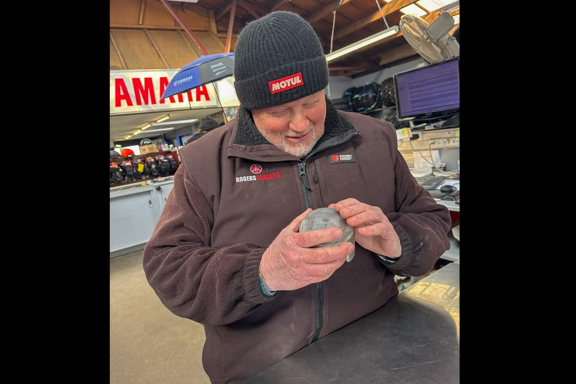 伯特·蒙罗 (Burt Munro) 制造的活塞将为新西兰年轻车手的 Moto3 赛季提供资金