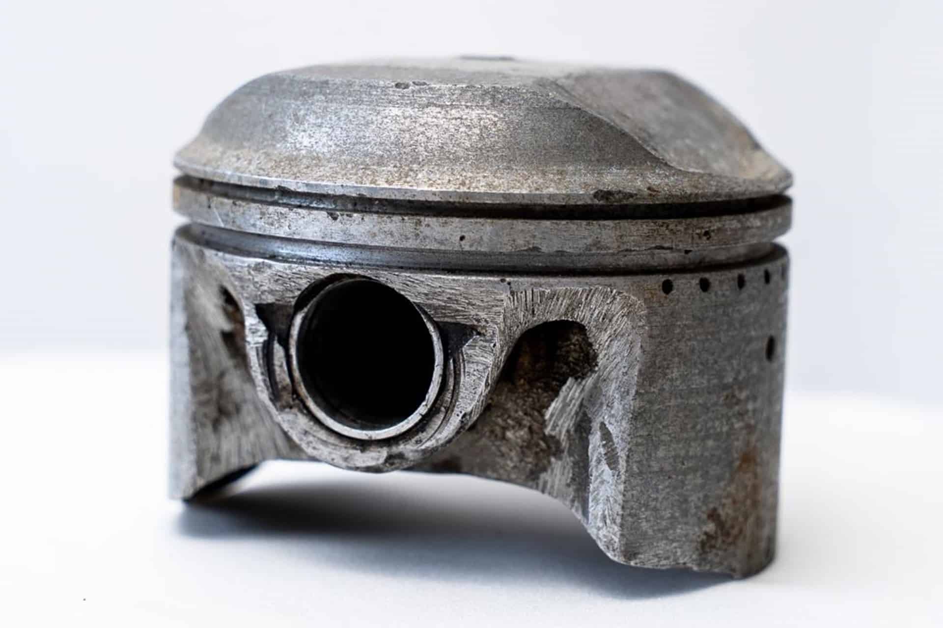 Un pistón fabricado por Burt Munro ayudará a financiar la temporada de Moto3 de un joven piloto neozelandés