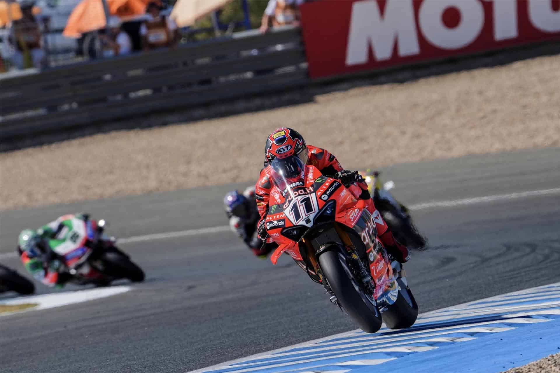 Superbike Jerez 2025: Bulega hizo lo posible (hasta tirar a Toprak) pero el turco es campeón de nuevo