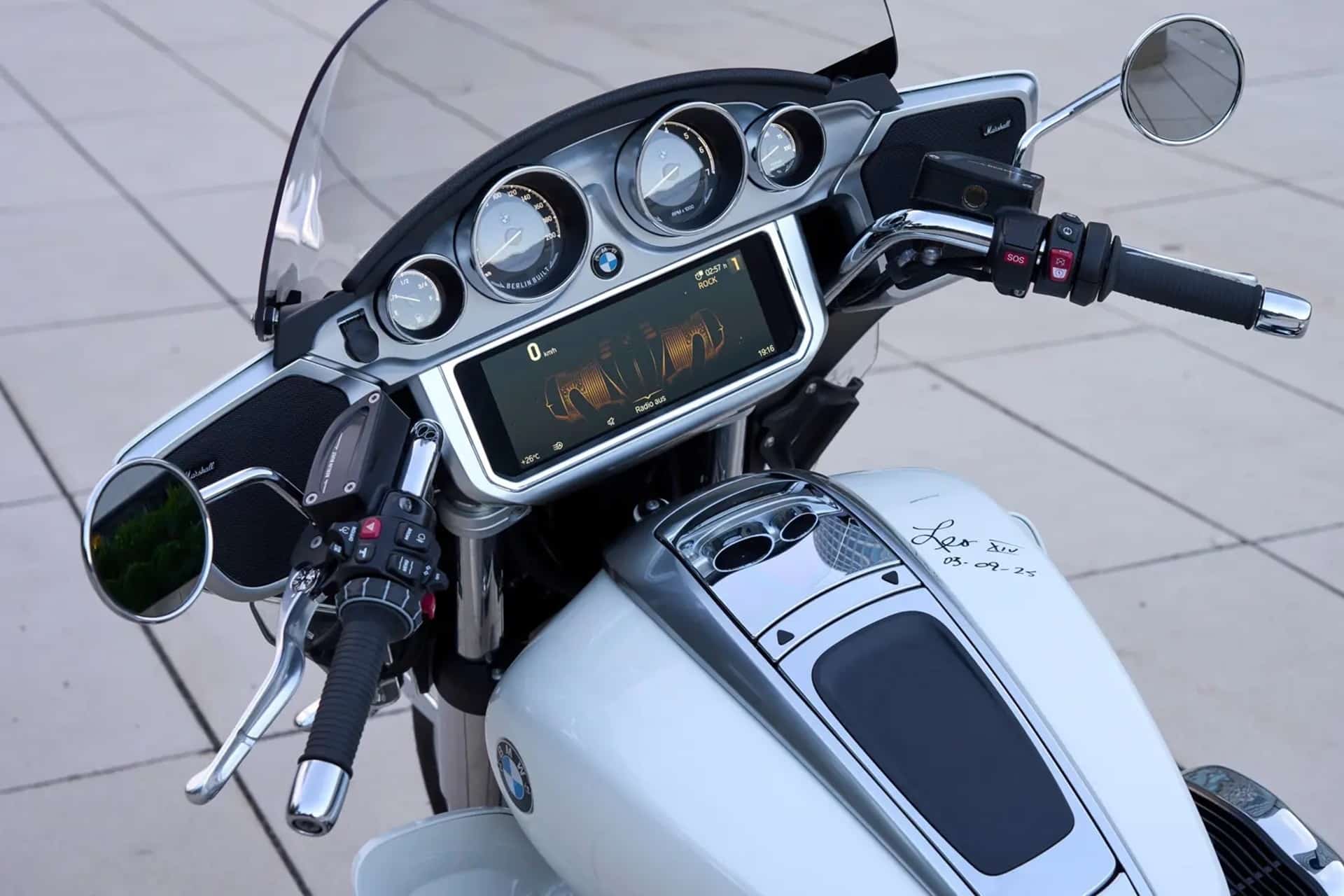 教皇签名的BMW R 18 TransContinent最终以156,000欧元拍卖