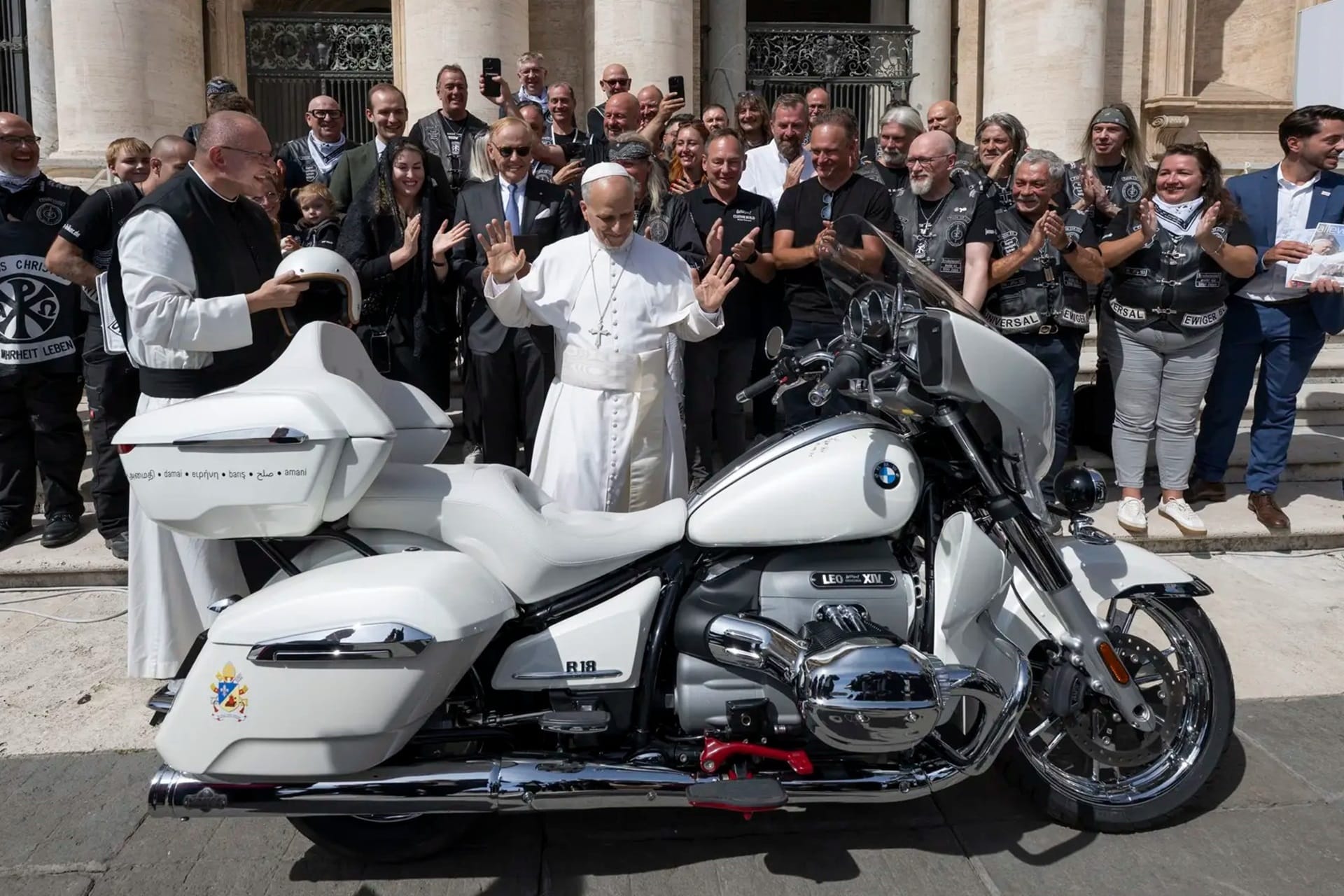 La BMW R 18 Transcontinental firmada por el Papa es subastada finalmente por 156.000 euros