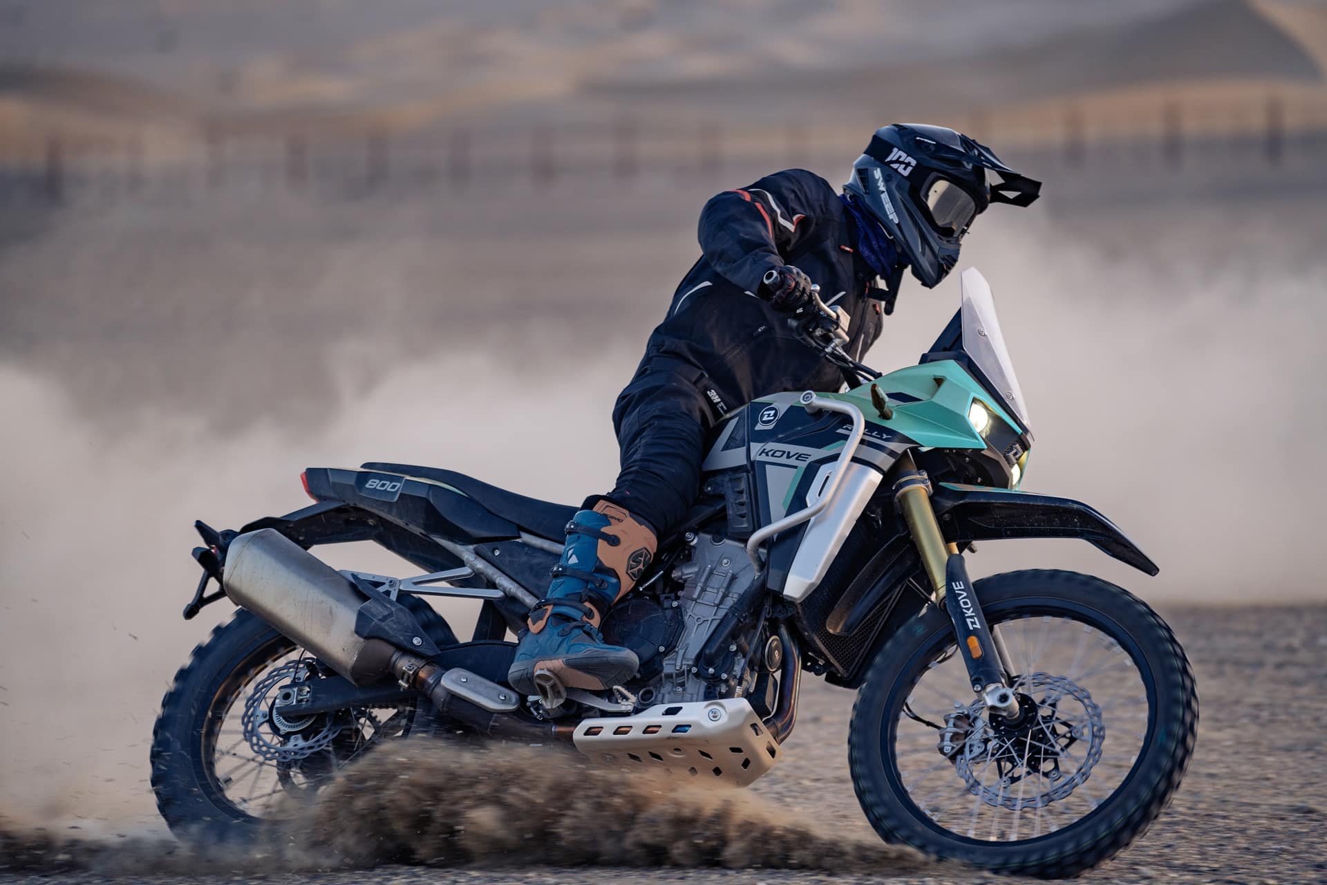 新款 Kove 800X Rally 在 2025 年 Addax 拉力赛上面临首次竞争挑战