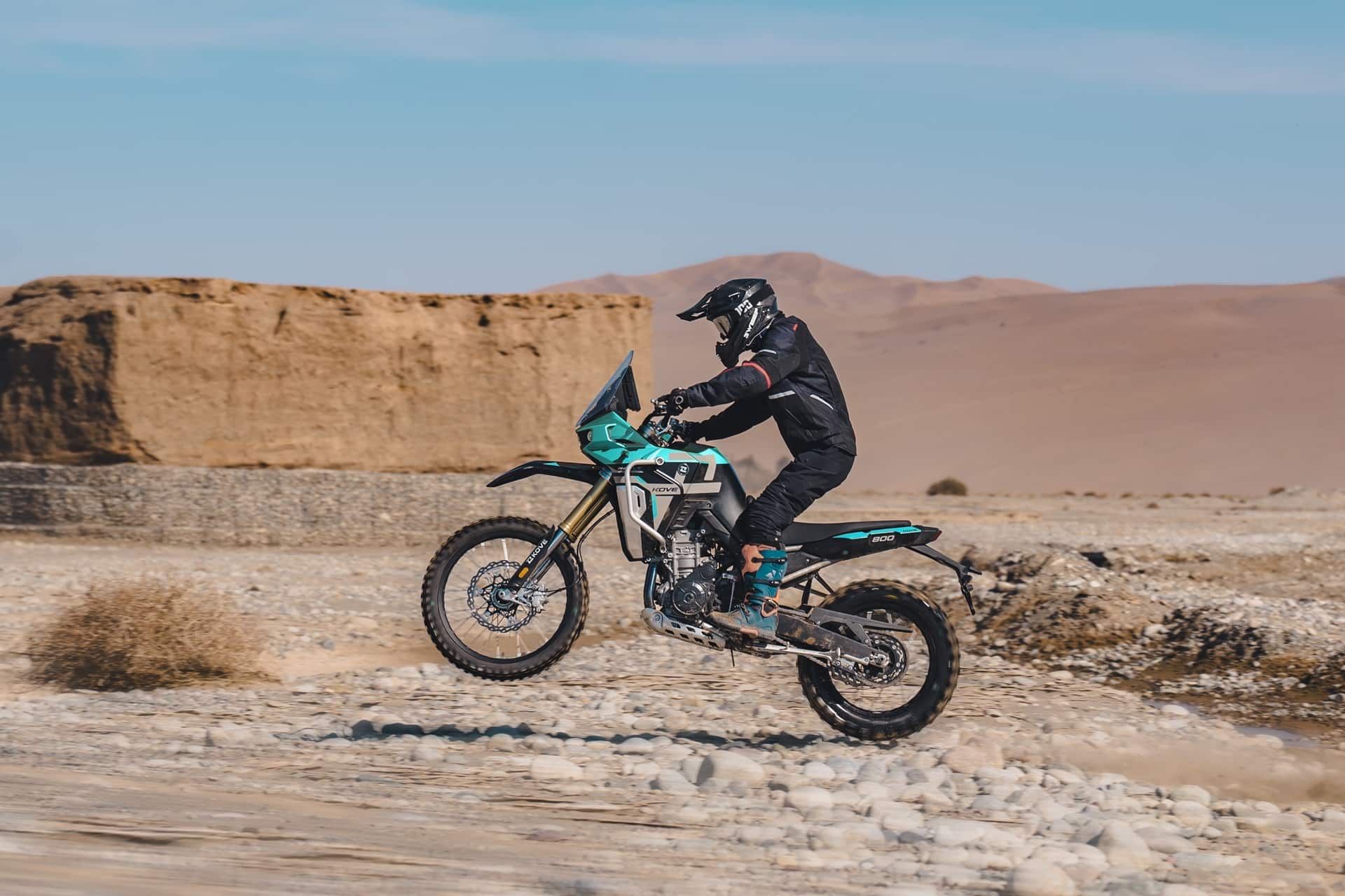 新款 Kove 800X Rally 在 2025 年 Addax 拉力赛上面临首次竞争挑战