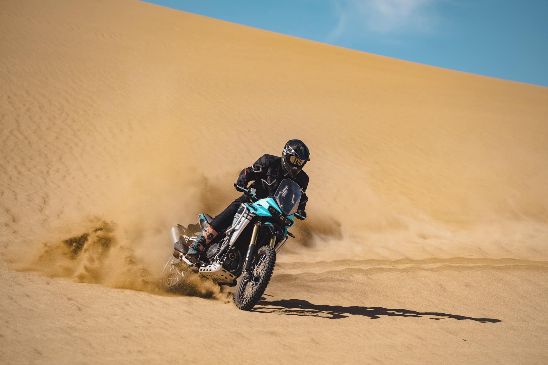 新款 Kove 800X Rally 在 2025 年 Addax 拉力赛上面临首次竞争挑战